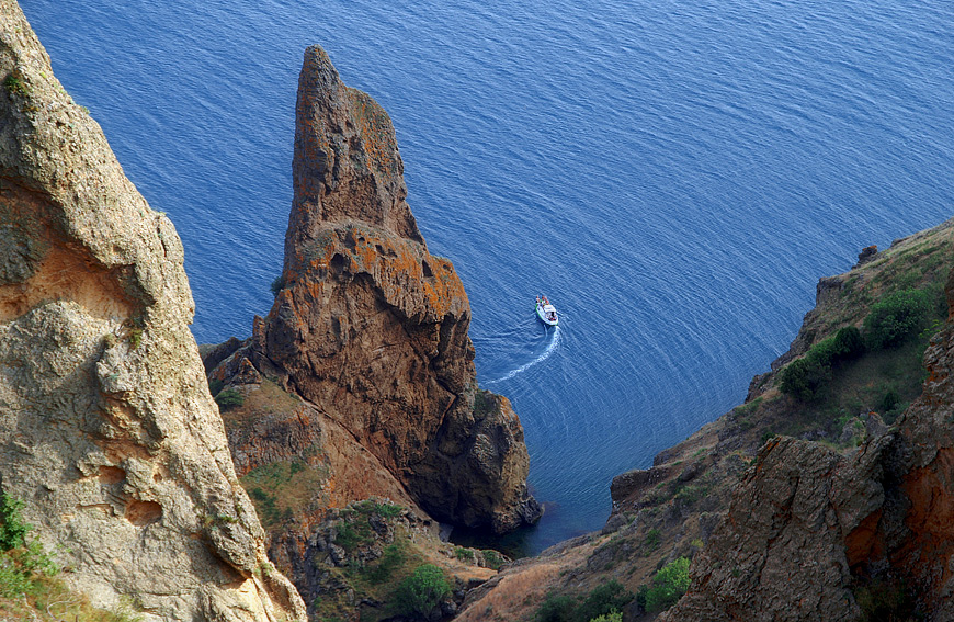 Вид на скалу "Іван-розбійник з вершини Кара-дагу