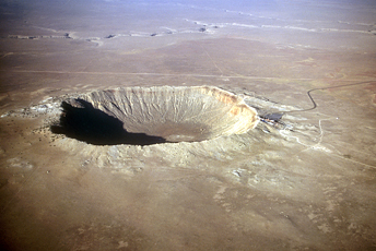 Аризонський метеоритний кратер (США). Діаметр 1200 м, глибина 180 м.
