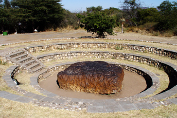 Намібія. Гоба (Hoba) - найбільший метеорит на Землі. Вага - 60 тонн.
